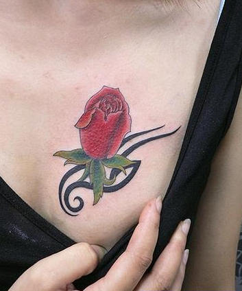 点击大图看下一张：美女胸部诱人红玫瑰纹身图案