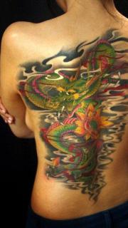 美女背部帅气经典的龙纹身图案