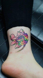 女孩子脚踝精美的彩色莲花纹身图案