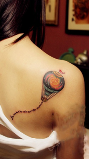 女生彩色热气球背部纹身图案