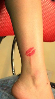 好看的美女腿部唇印纹身图案