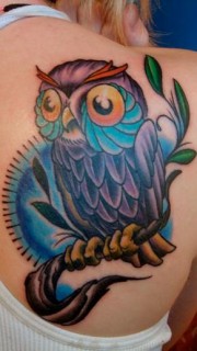 美女背部可爱的猫头鹰纹身图案