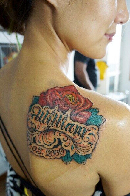 点击大图看下一张：美女肩背潮流漂亮的玫瑰花纹身图案