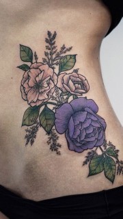 女性腰部玫瑰刺青图片