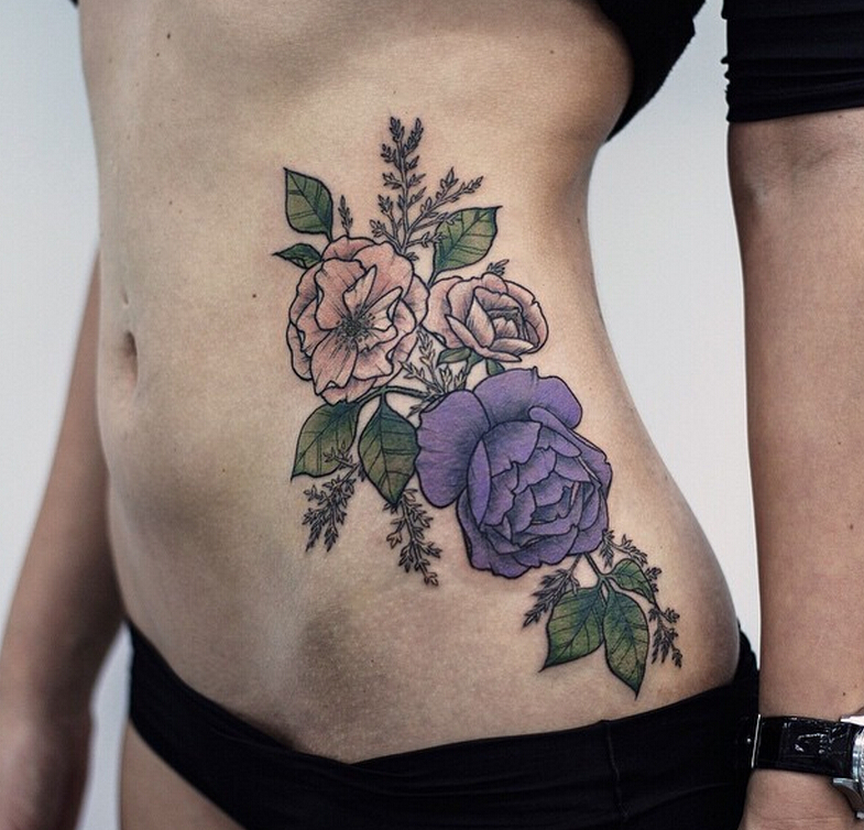 点击大图看下一张：女性腰部玫瑰刺青图片