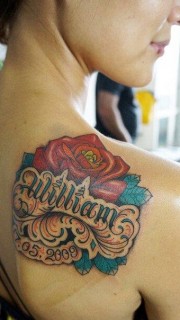 美女肩背潮流漂亮的玫瑰花纹身图案