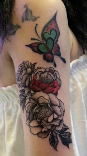 女生手臂玫瑰和蝴蝶纹身图案