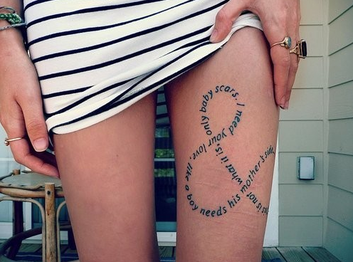 点击大图看下一张：女性腿部超有个性的英文图腾纹身