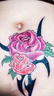 女性遮盖玫瑰纹身图案