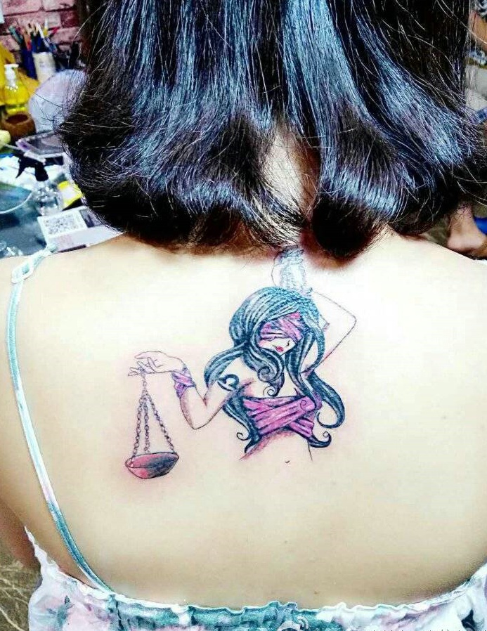 点击大图看下一张：美女后背的性感卡通美少女纹身