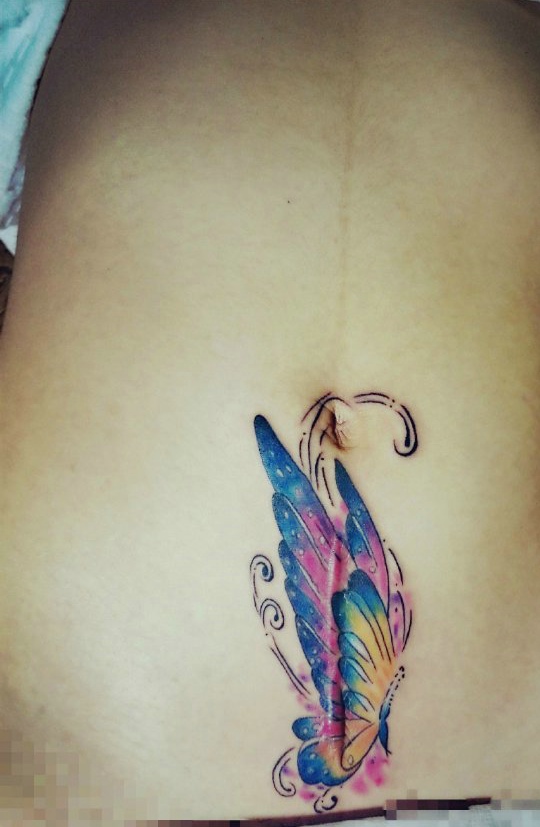 点击大图看下一张：剖腹产女性最爱的腹部彩色蝴蝶纹身