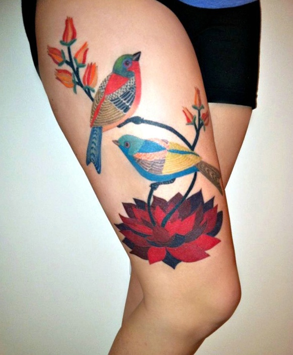 点击大图看下一张：女生腿部的两只艳丽小鸟纹身