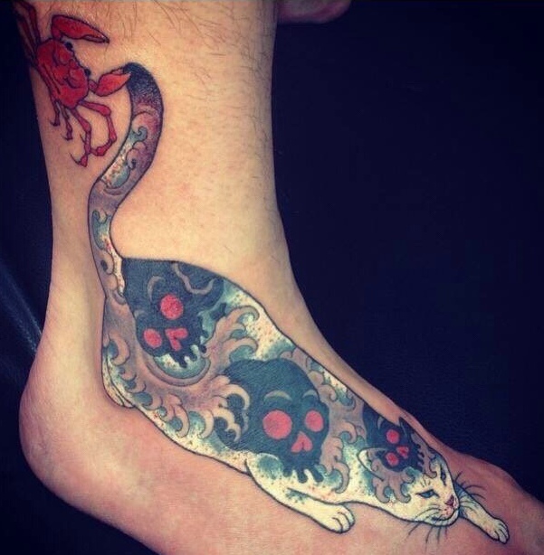 点击大图看下一张：脚背上骷髅花纹的猫咪纹身