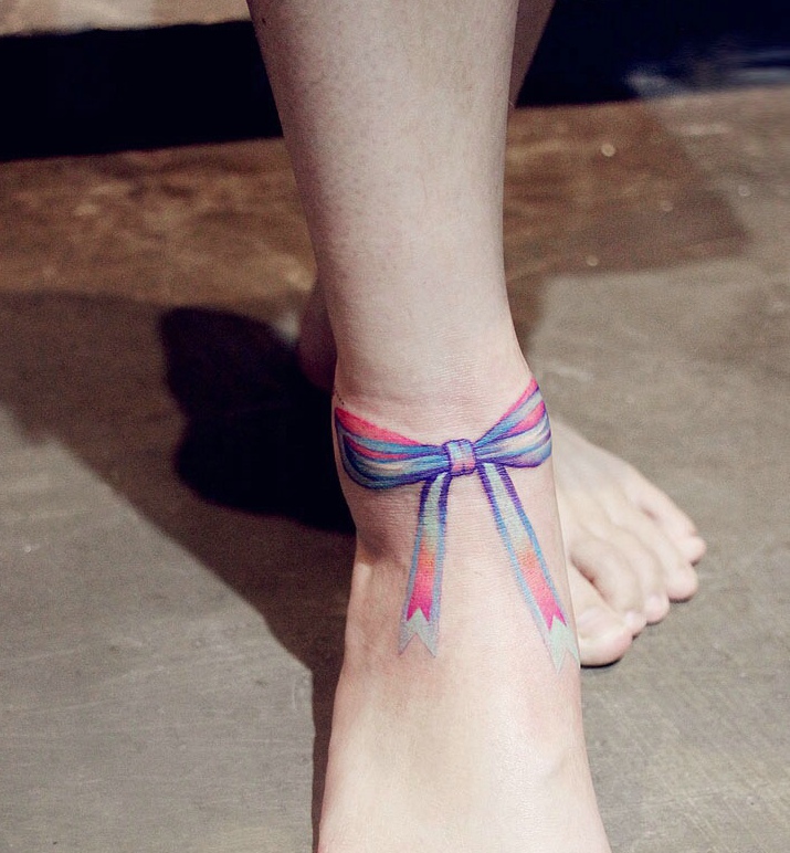 点击大图看下一张：脚踝好看的七彩蝴蝶结纹身图案