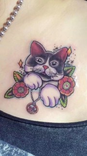 胸部上的小花猫刺青