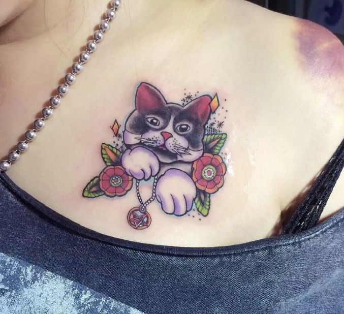 点击大图看下一张：胸部上的小花猫刺青