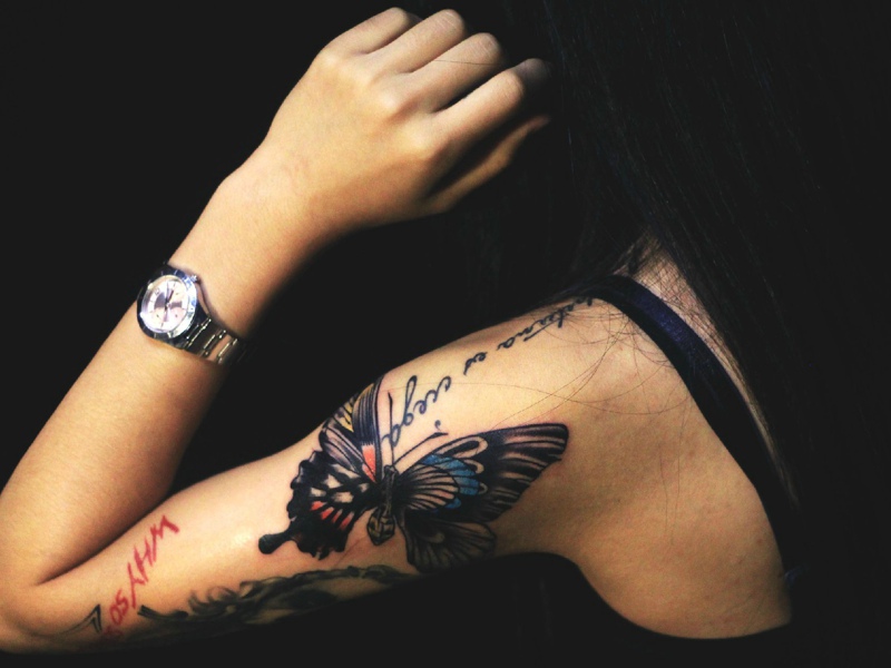 点击大图看下一张：女生手臂上的奇异闪蝶纹身