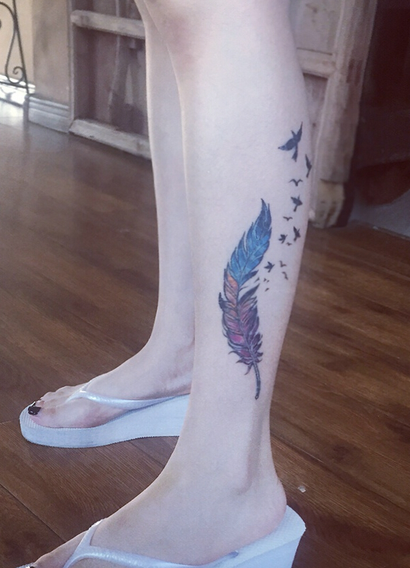 点击大图看下一张：美女小腿彩色羽毛纹身