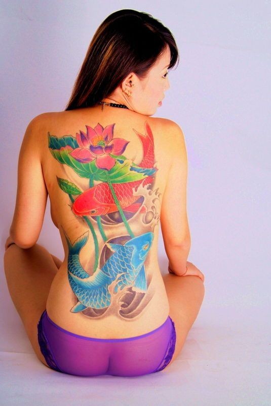 点击大图看下一张：满背彩绘鲤鱼莲花纹身图案