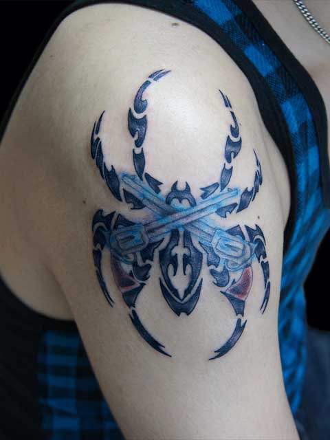 点击大图看下一张：右臂上的蓝色蜘蛛图腾纹身