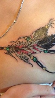 女生胸部漂亮的彩绘羽毛纹身图案