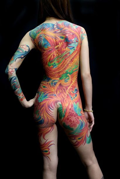 点击大图看下一张：女性大满背彩绘凤凰纹身
