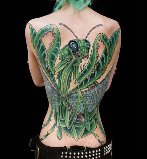 点击大图看下一张：满背逼真的螳螂纹身图案