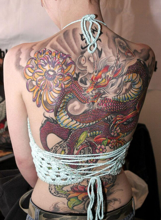 点击大图看下一张：美女满背彩绘龙纹身图案