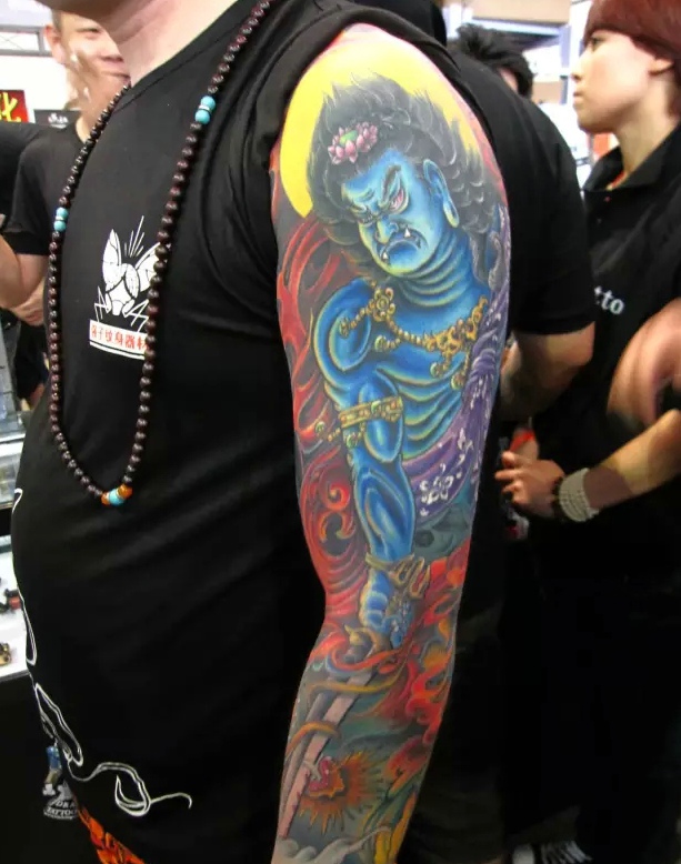 点击大图看下一张：男性手臂霸气的怒目金刚纹身图案