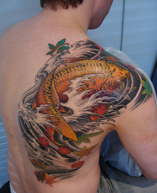 点击大图看下一张：男性肩背鲤鱼纹身图案