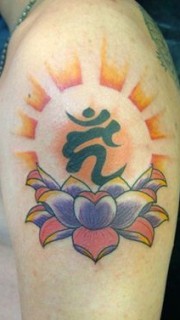 男子大臂上的梵文莲花纹身图案