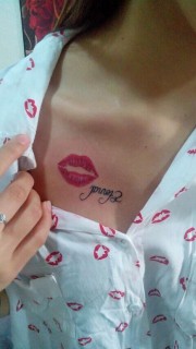 女性胸部红唇英文字母纹身