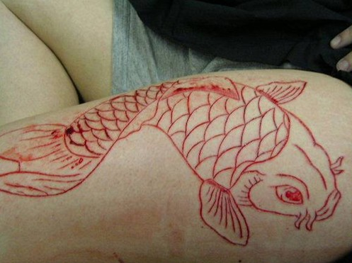 点击大图看下一张：大腿割肉鲤鱼纹身图案