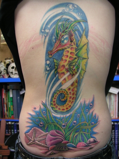 点击大图看下一张：背部可爱的海马纹身图案