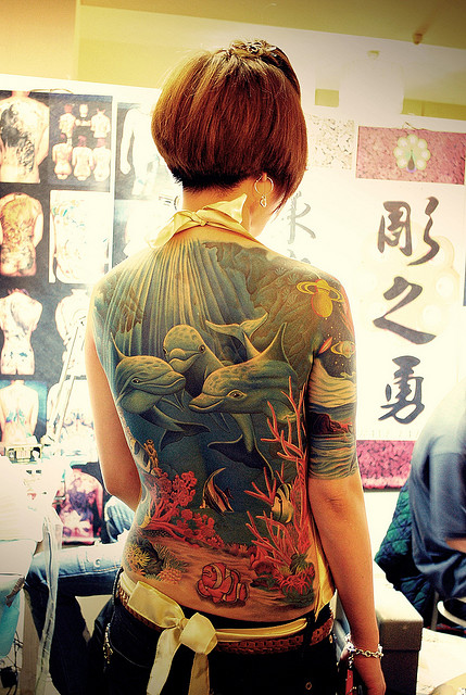 点击大图看下一张：女性满背海豚纹身图案