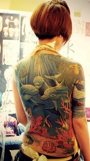 女性满背海豚纹身图案