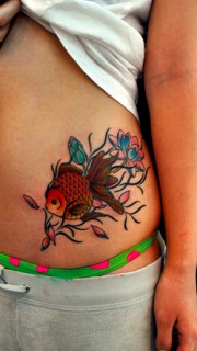女性腹部可爱的金鱼纹身图案