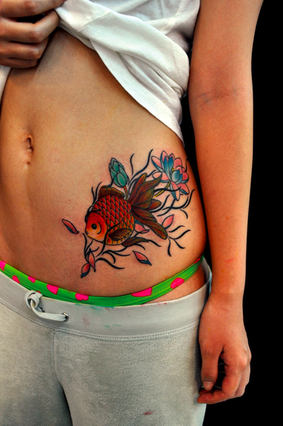 点击大图看下一张：女性腹部可爱的金鱼纹身图案