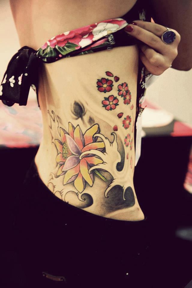 点击大图看下一张：女生腰部莲花樱花纹身