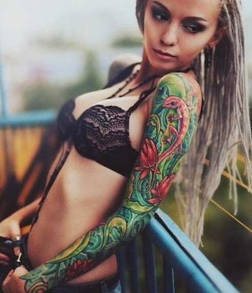 点击大图看下一张：美女的绿色花臂纹身图案