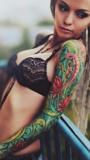 美女的绿色花臂纹身图案
