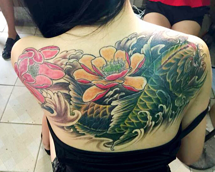 点击大图看下一张：美女后背唯美的莲花鲤鱼纹身图案