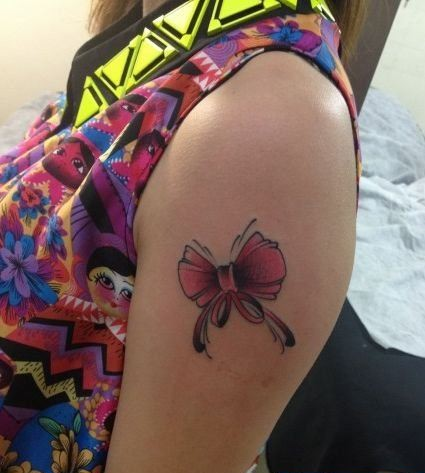 点击大图看下一张：女孩子手臂小巧的蝴蝶结纹身