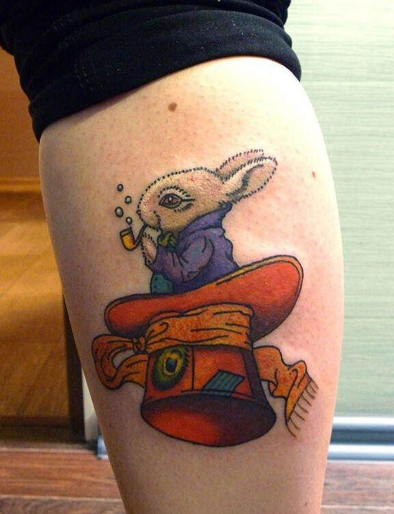 点击大图看下一张：腿部抽烟的小兔子纹身图片