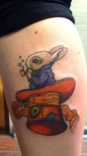 腿部抽烟的小兔子纹身图片