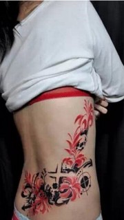 美女腰部漂亮的彼岸花纹身图案