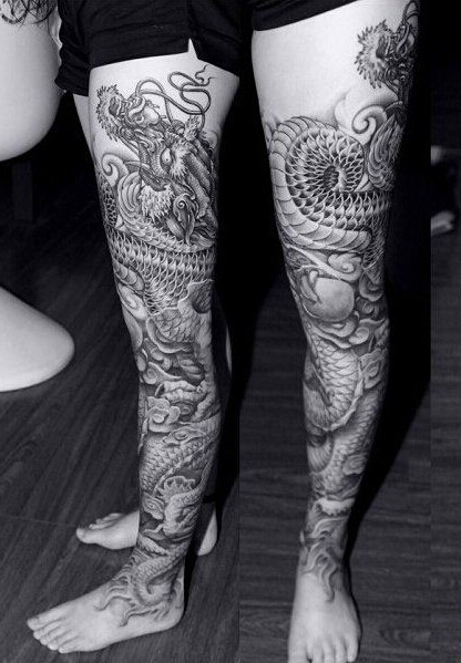 点击大图看下一张：情侣腿部黑白龙纹身图案