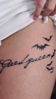 大腿好看的英文字母和蝙蝠纹身