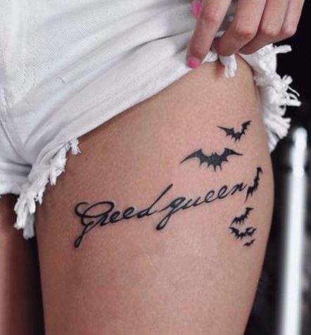 点击大图看下一张：大腿好看的英文字母和蝙蝠纹身