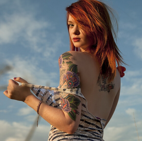 点击大图看下一张：美女玫瑰花臂纹身图案